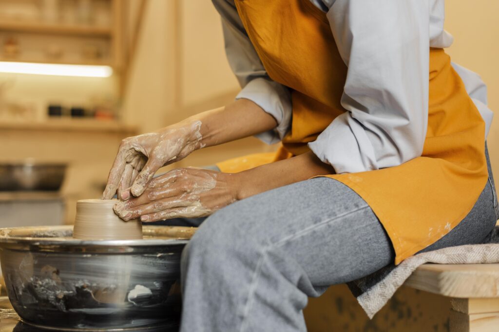 close-up-artista-fazendo-ceramica